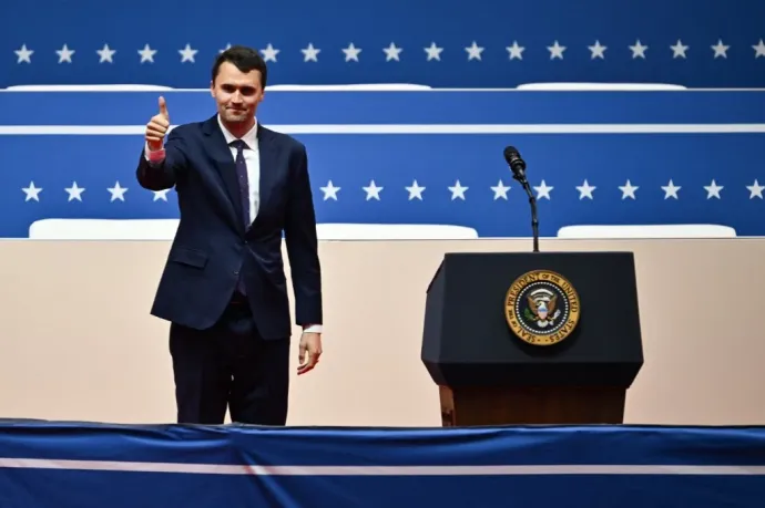 Meghalt Charlie Kirk, a trumpista influenszert egy utahi egyetemi rendezvényen lőtték le