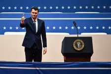 Meghalt Charlie Kirk, a trumpista influenszert egy utahi egyetemi rendezvényen lőtték le