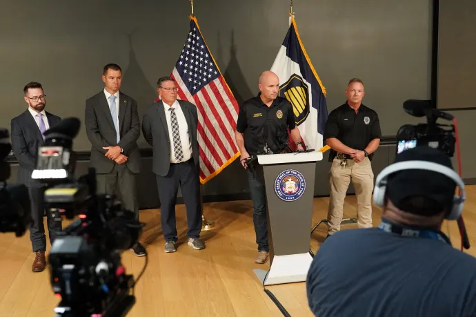 Utah kormányzója, Spencer Cox, valamint más tisztségviselők a sajtó képviselőihez szóltak a Utah Valley Egyetemen, ahol Charlie Kirk politikai aktivistát lőtték le 2025. szeptember 10-én Oremben, Utah államban – Fotó: George Frey / 2025 Getty Images