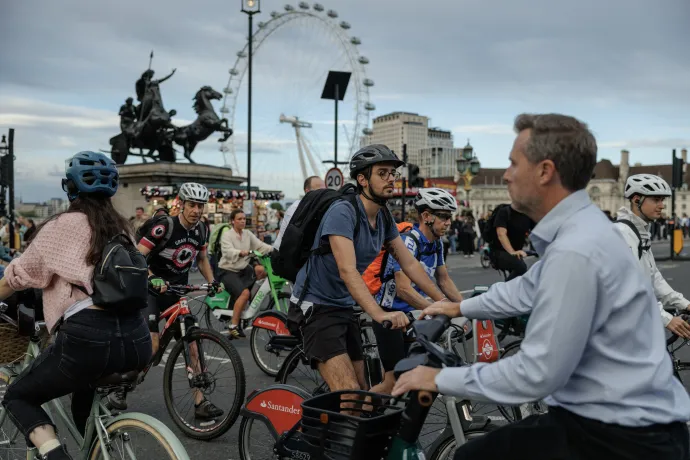 Ingázók a csúcsforgalomban 2025. szeptember 9-én Londonban – Fotó: Dan Kitwood / Getty Images