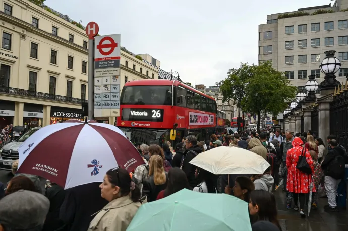Utasok tömege vár a buszra a belvárosban és a vonatra a Liverpool Street megállónál – Fotó: Rasid Necati Aslim, Lucy North / Getty Images