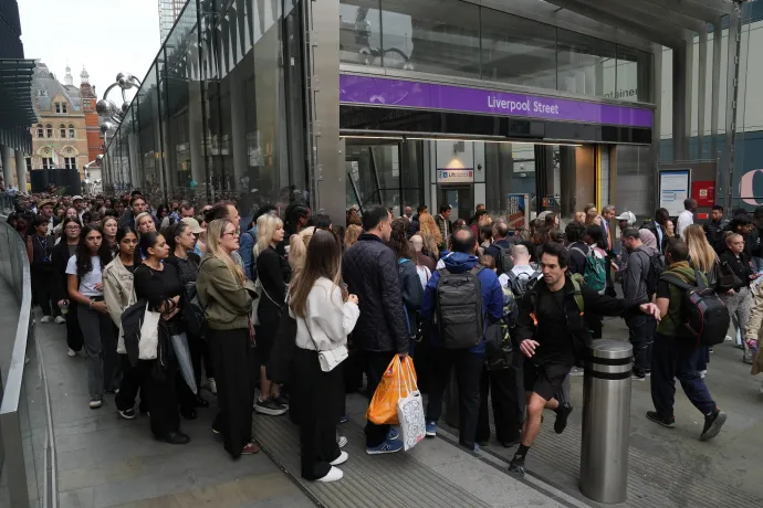 Utasok tömege vár a buszra a belvárosban és a vonatra a Liverpool Street megállónál – Fotó: Rasid Necati Aslim, Lucy North / Getty Images