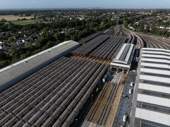 Metrószerelvények az upminsteri remizben 2025. szeptember 8-án – Fotó: Dan Kitwood / Getty Images