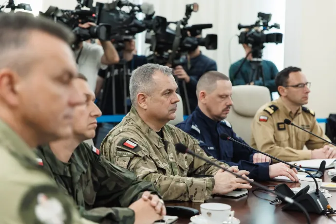 Wiesław Kukuła vezérezredes középen – Fotó: Handout / AFP