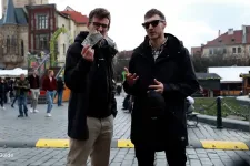 Két youtuber csapdát állít a prágai turistacsapdáknak