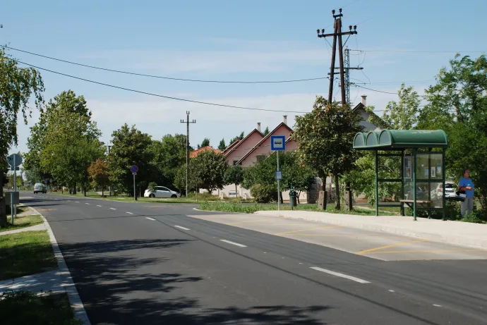 Algyőn ennek az útszakasznak a felújítása 320 millió forintba került, és bár állami út, a falu saját maga fedezte – Fotó: Móra Ferenc Sándor / Telex 
