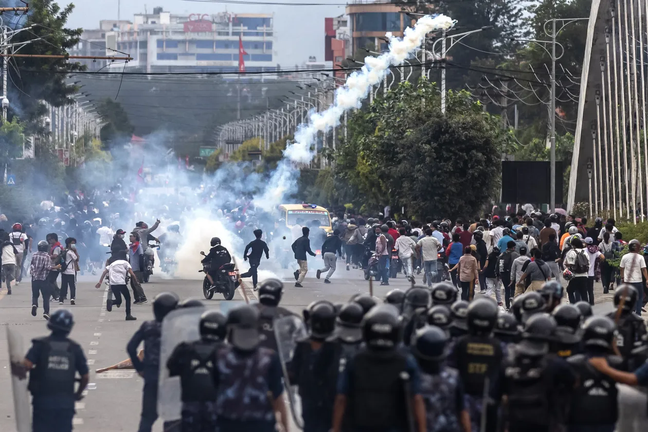 Kormányellenes tüntetések a nepáli Katmanduban, 2025. szeptember 8-án. Fotó: Sunil Pradhan / Anadolu / AFP – Prabin Ranabhat / Reuters