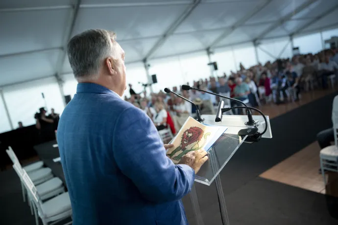Orbán Viktor miniszterelnök, a Fidesz elnöke beszédet mond a Polgári Magyarországért Alapítvány rendezvényén, a Polgári Pikniken a kötcsei Dobozy-kúriában 2025. szeptember 7-én – Fotó: Fischer Zoltán / Miniszterelnöki Kommunikációs Főosztály / MTI