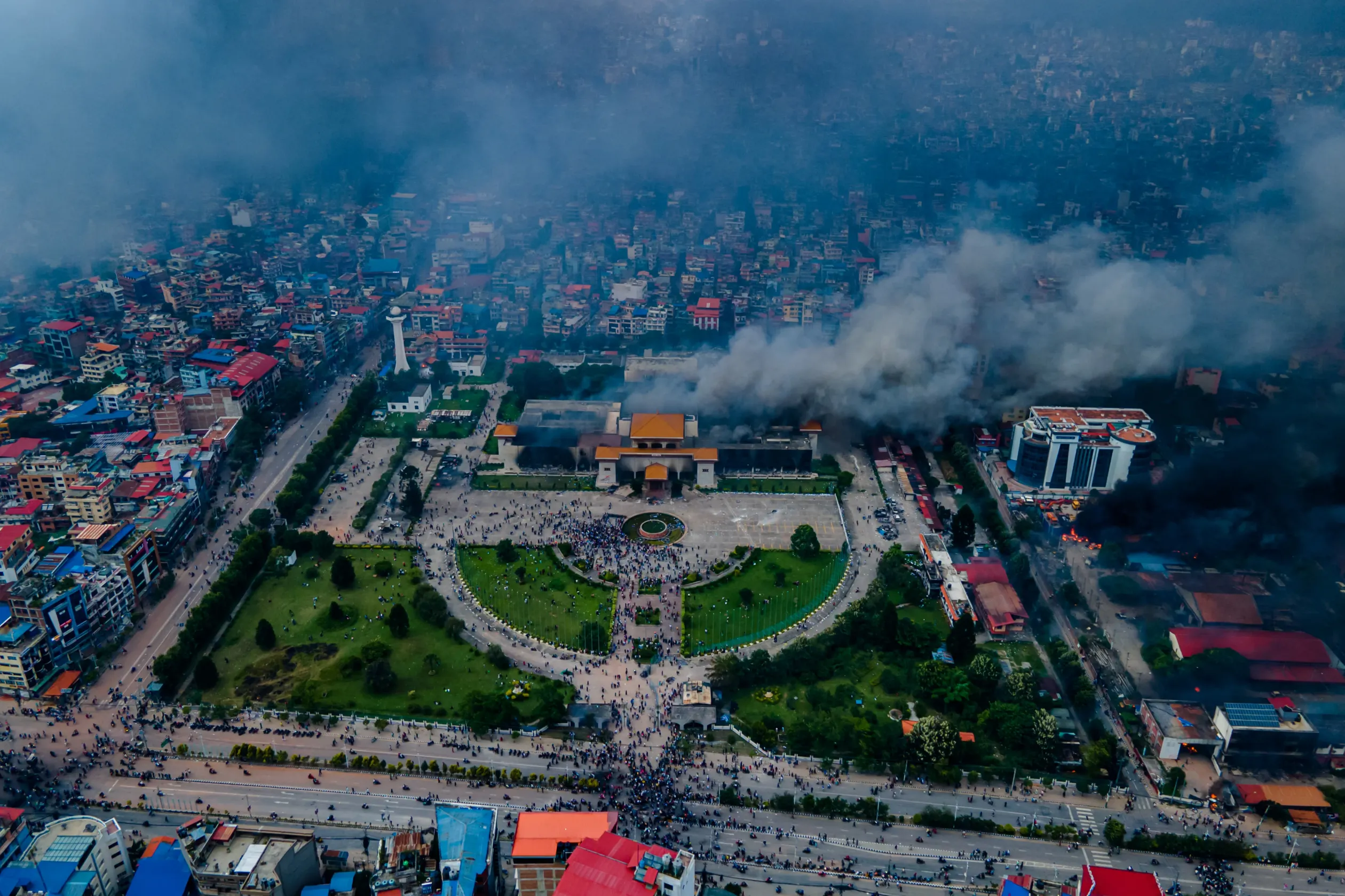 Légi felvételen, ahogy tüntetők gyújtogatnak Katmanduban, 2025. szeptember 9-én. Fotó: Ambir Tolang / NurPhoto / AFP