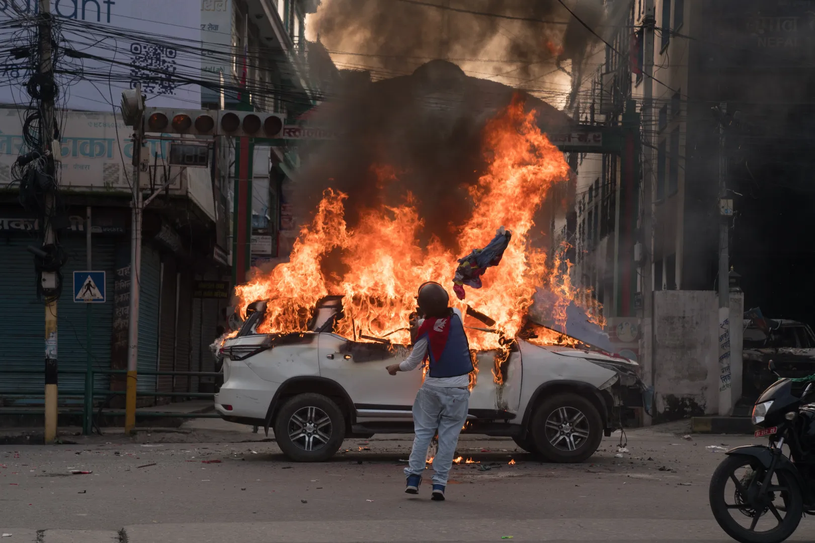 Tüntető gyújt fel egy autót Pokhara városában, 2025. szeptember 9-én. – Fotó: Nurphoto / Yunish Gurung/NurPhoto