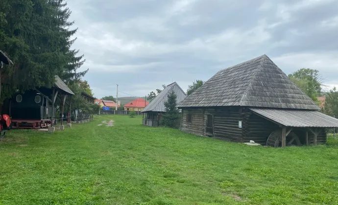 A Tarisznyás múzeum és a volt igazgató által összegyűjtött, "skanzenként" emlegetett házak, CFR-s mozdony, utánuk a "Bagossyék telke" – Fotó: Tőkés Hunor / Transtelex 