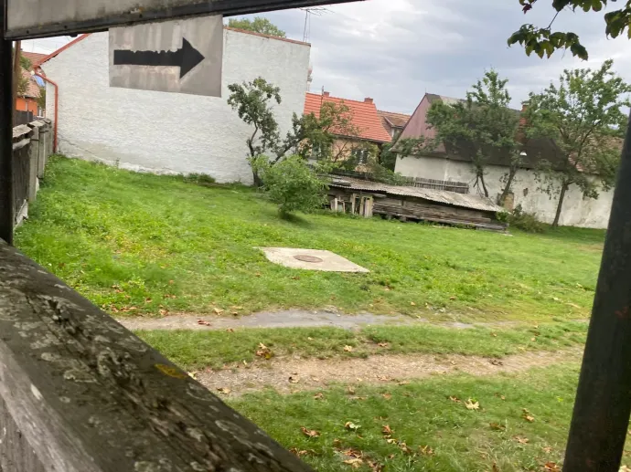 Az egyfesztes színpad, amit Bagossyék egy újra cserélnének önköltségen, illetve a csűr helye a Gyilkos-tó felől is fotózva – Kép: Tőkés Hunor / Transtelex