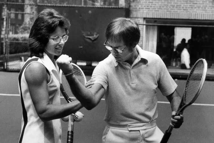 Billie Jean King és Bobby Riggs a „Nemek harca” sajtótájékoztatóján, 1973 szeptemberében – Fotó: Ann Limongello / ABC Photo Archives / Disney General Entertainment Content / Getty Images