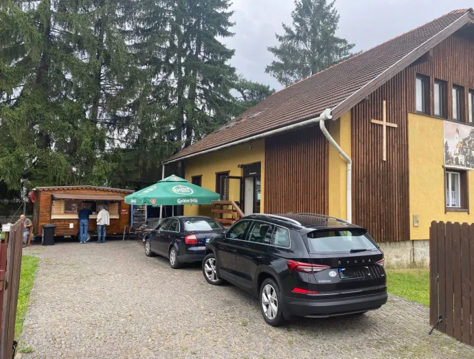 Az örmény templom a léleknek, foodtruck a testnek, ahol palacsintát, lángost és sört is lehet vásárolni, miközben az imaházban a magyar állampolgársági papírok is intéződnek: a magyar kormány megbízottjai honosítást, választási regisztrációt, anyakönyveztetést vállalnak a csíkszeredai konzulátuson keresztül – Fotó: Tőkés Hunor / Transtelex 