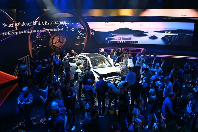 A Renault Clio új generációja és az új Mercedes GLC – Fotó: Frank Hoermann / Sven Simon / dpa / AFP