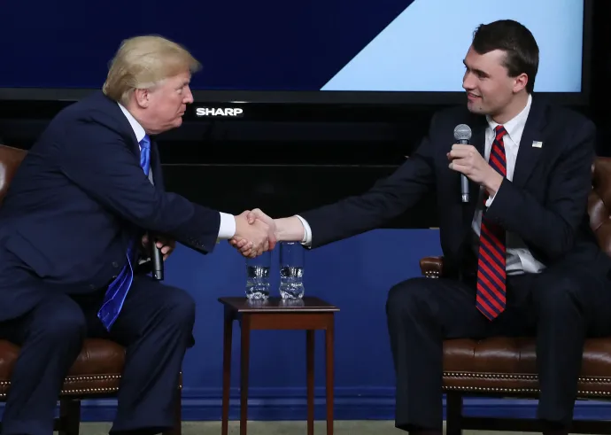 Donald Trump amerikai elnök kezet ráz Charlie Kirk konzervatív aktivistával a Generation Next Summit nevű fórumon a Fehér Házban 2018. március 22-én Washingtonban – Fotó: Mark Wilson / Getty Images / AFP