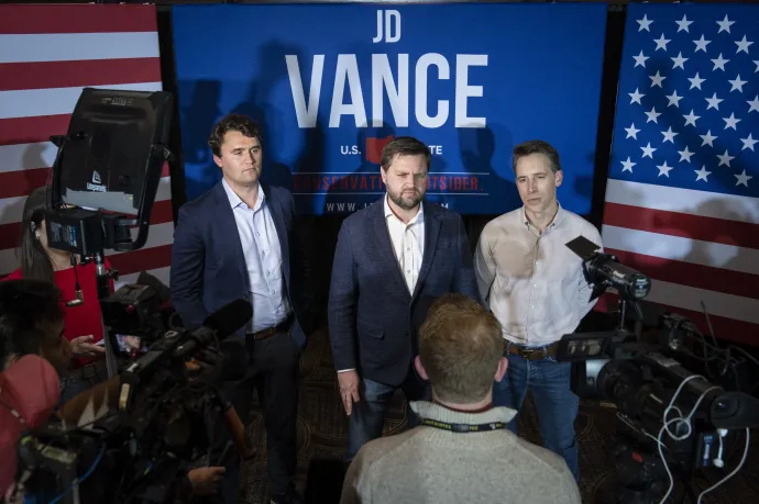 Charlie Kirk konzervatív aktivista, J. D. Vance, az ohioi republikánus szenátorjelölt, és Josh Hawley szenátor egy kampányrendezvényen 2022. május 1-jén Cuyahoga Fallsban, Ohióban – Fotó: Drew Angerer / Getty Images / AFP