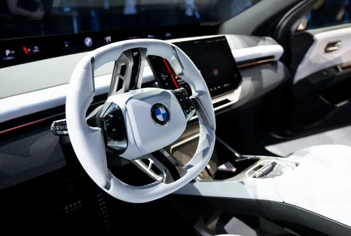 BMW iX3 50xDrive a Müncheni Autószalonon, az alsó képen az autó műszerfala – Fotó: Sven Hoppe / dpa / AFP