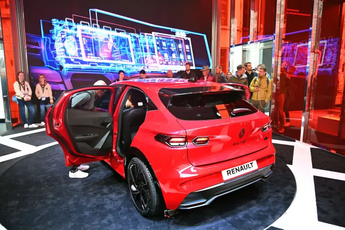 A Renault Clio új generációja és az új Mercedes GLC – Fotó: Frank Hoermann / Sven Simon / dpa / AFP