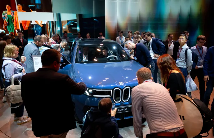 BMW iX3 50xDrive a Müncheni Autószalonon, az alsó képen az autó műszerfala – Fotó: Sven Hoppe / dpa / AFP