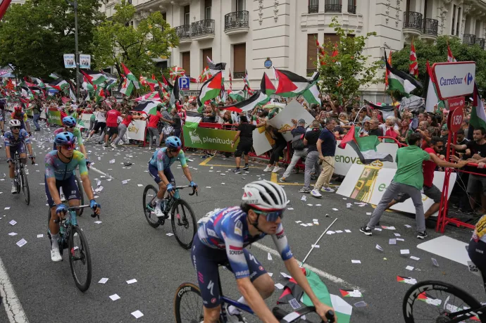 Palesztin zászlót lengető tüntetők zavarják meg a Vuelta a España spanyol országúti kerékpáros körverseny 11., Bilbao és Bilbao közötti 157,4 kilométeres szakaszát 2025. szeptember 3-án – Fotó: Miguel Oses / AP / MTI