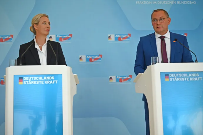 Alice Weidel és Tino Chrupalla, az AfD társelnökei sajtótájékoztatót tartanak a párt frakcióülése előtt a Bundestagban, 2025. szeptember 9-én – Fotó: Helena Dolderer / dpa / AFP