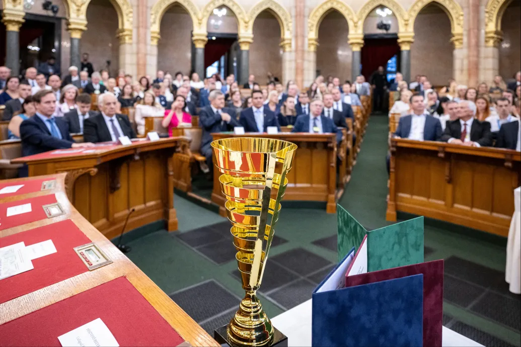 Érték és Minőség Nívódíjat adtak a Parlamentben a kormánypropagandának és a bulvárnak