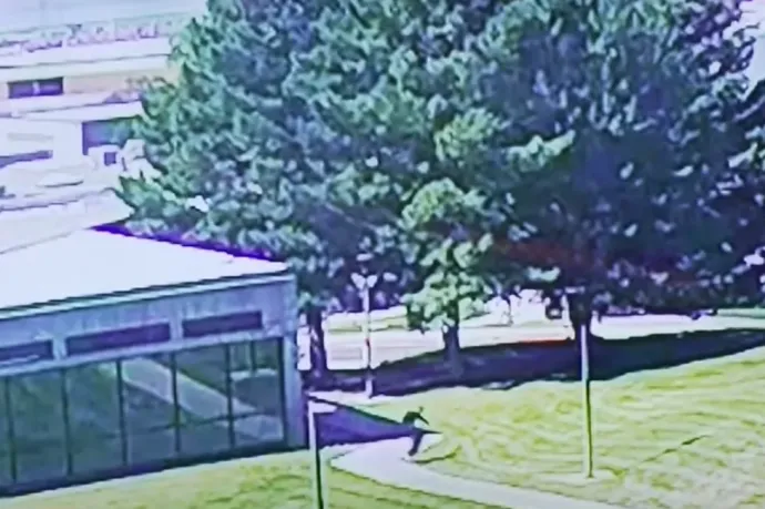 Videót közölt az FBI a Charlie Kirk elleni lövöldözés gyanúsítottjáról