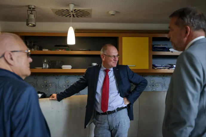 Milyen drónok, Tibor? – kérdezte a lengyeleket ért támadásról a magát Muppet Show-ban érző Navracsicstól az EU első magyarországi biztosa