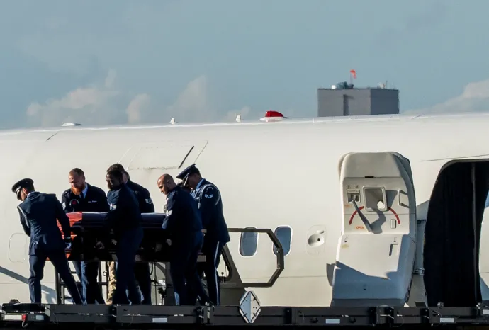 Charlie Kirk koporsóját leemelik az Air Force 2 fedélzetéről – Fotó: Thomas Machowicz / Reuters 