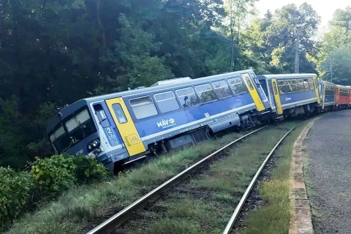 Kisiklott és az árokba dőlt egy vonat Magyarkútnál, két vasutas könnyebben megsérült