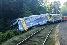 Kisiklott és az árokba dőlt egy vonat Magyarkútnál, két vasutas könnyebben megsérült