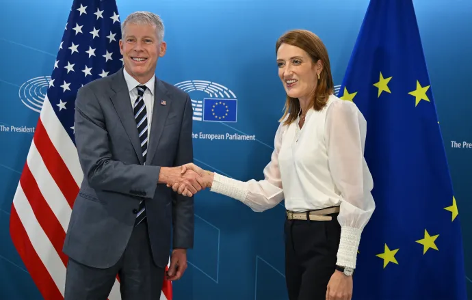 Chris Wright és Roberta Metsola, az Európai Parlament elnöke Brüsszelben 2025. szeptember 12-én – Fotó: Dursun Aydemir / Anadolu / AFP