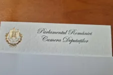 Aranyfüstös névjegykártyáért fizetne a parlament, pedig idén kevesebbet költenek protokollra mint korábban