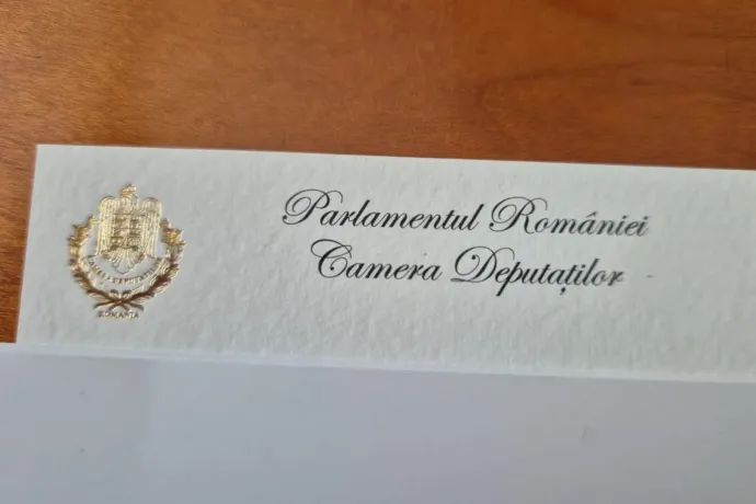 Aranyfüstös névjegykártyáért fizetne a parlament, pedig idén kevesebbet költenek protokollra mint korábban