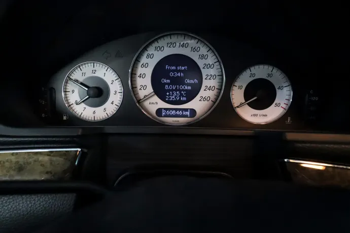 A műszerfalon 260 ezer kilométer szerepelt a szakértői vizsgálat idején (fent), valójában több mint 400 ezer volt az autóban, és az utastér sem eredeti (lent) – Fotó: Rusznák András / Gor-Car