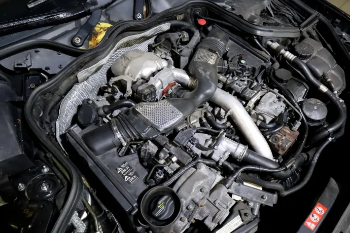 A Mercedes háromliteres turbódízel motorja (fent), szabálytalan kipufogórögzítés (lent) Fotó: Rusznák András / Gor-Car