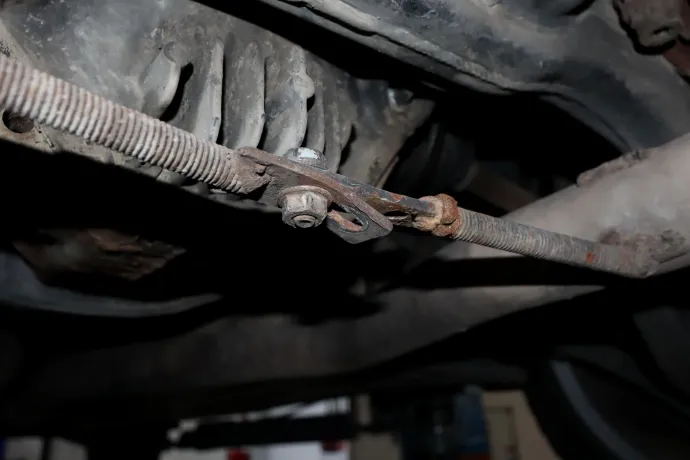 A Mercedes háromliteres turbódízel motorja (fent), szabálytalan kipufogórögzítés (lent) Fotó: Rusznák András / Gor-Car