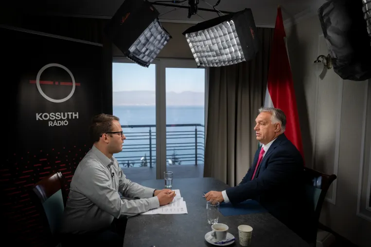 Kemény kérdéseivel még külföldön is üldözi Orbán Viktort az állami rádió