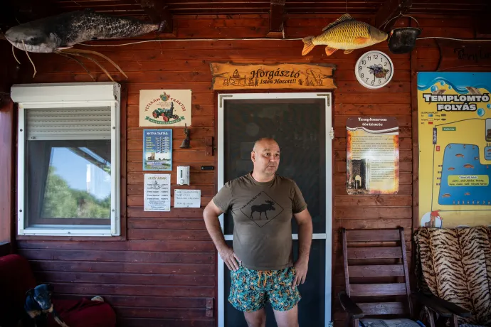 Kövér Márton a horgásztó irodájának verandáján – Fotó: Bődey János / Telex