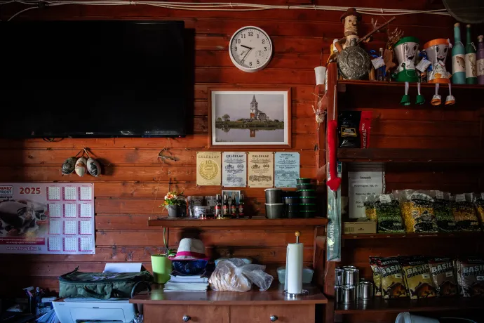 Az egykori templom képe a horgásztó irodájának falán – Fotó: Bődey János / Telex