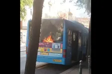 Újabb BKV-busz gyulladt ki pénteken a Jászai Mari tér környékén