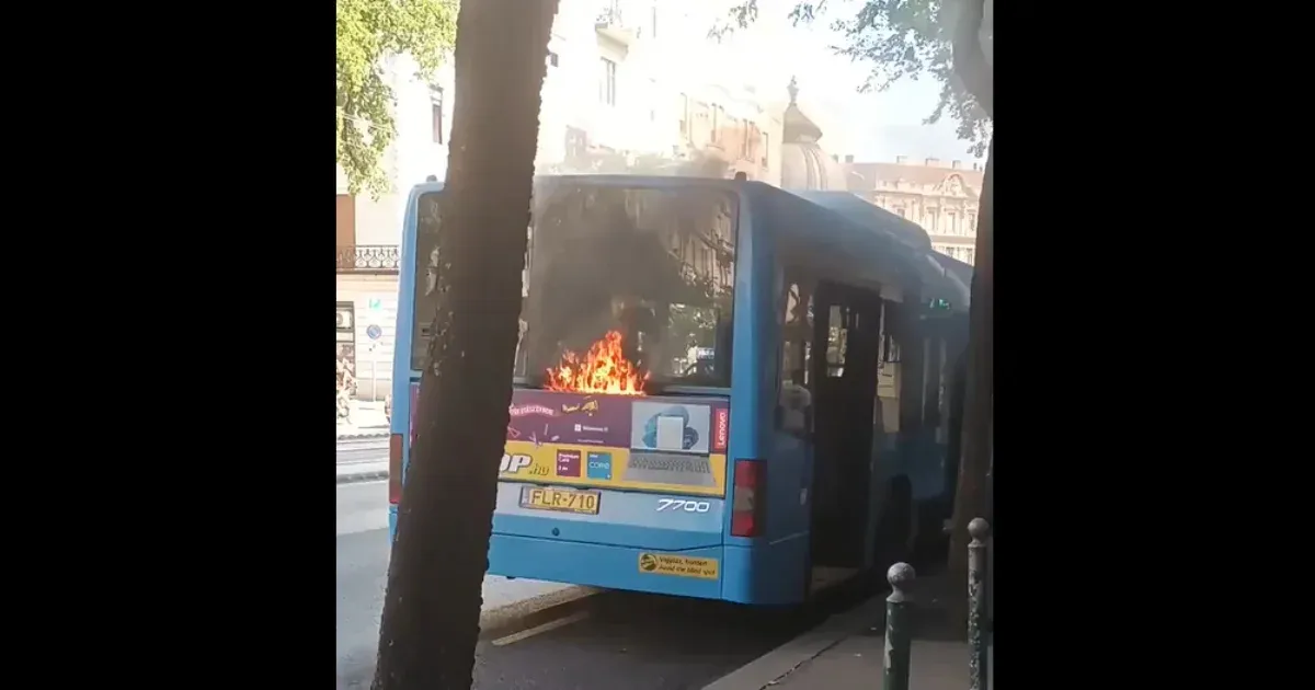 Újabb BKV-busz gyulladt ki pénteken a Jászai Mari tér környékén