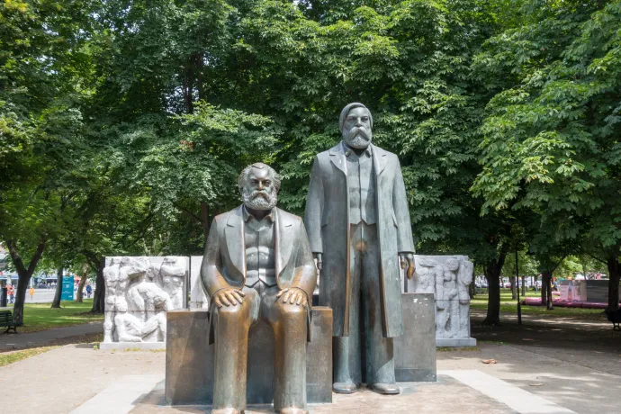 Karl Marx és Friederich Engels szobra Berlinben – Fotó: Brian Pirwin / Getty Images
