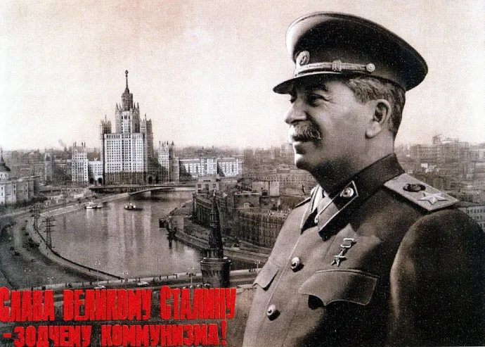 Propagandaplakát címe: „Dicsőség a nagy Sztálinnak – a kommunizmus építészének!” (Sztálin Moszkva belvárosára tekint) – megjelent 1952-ben – Fotó: Ullstein Bild Dtl. / Getty Images
