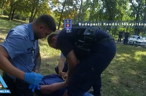 Jogosítvány nélkül menekült a motoros díler, végül a rendőrautónak ütközött