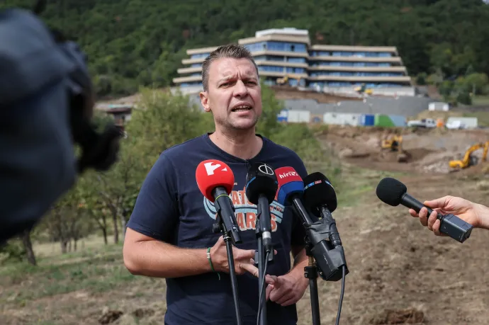 Menczer azt mondta, számított a kérdésre, de így se tudja, mennyibe került a Harcosok Klubja edzőtábora