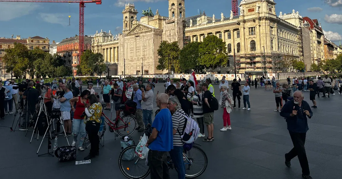 Felföldi József korrupcióellenes tüntetést szervezett a Parlament elé, de betegségre hivatkozva nem jelent meg