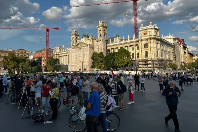 Felföldi József korrupcióellenes tüntetést szervezett a Parlament elé, de betegségre hivatkozva nem jelent meg, egy levelet olvastak fel tőle