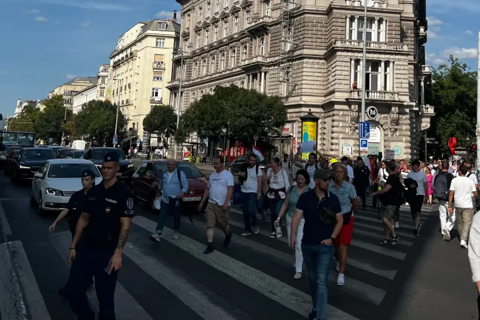 Felföldi József korrupcióellenes tüntetést szervezett a Parlament elé, de betegségre hivatkozva nem jelent meg, egy levelet olvastak fel tőle